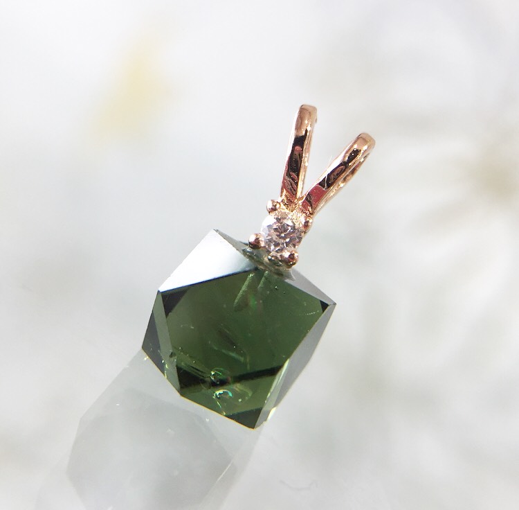 モルダバイトペンダントトップ 010（カケ有り） / Thida Stone 天然石